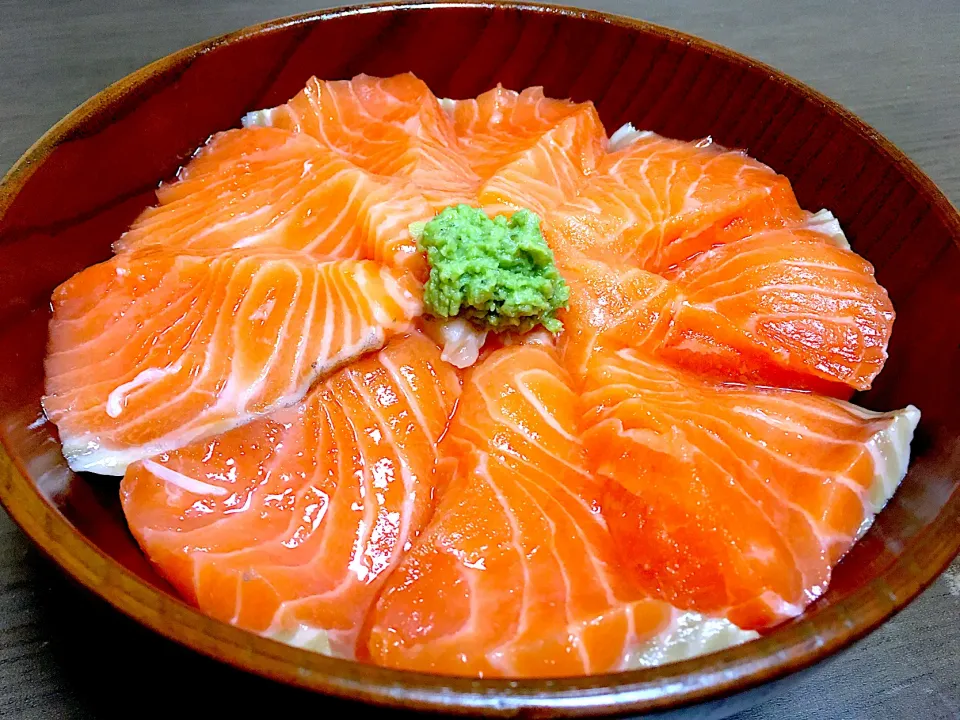 サーモン丼です🐟|うしですさん