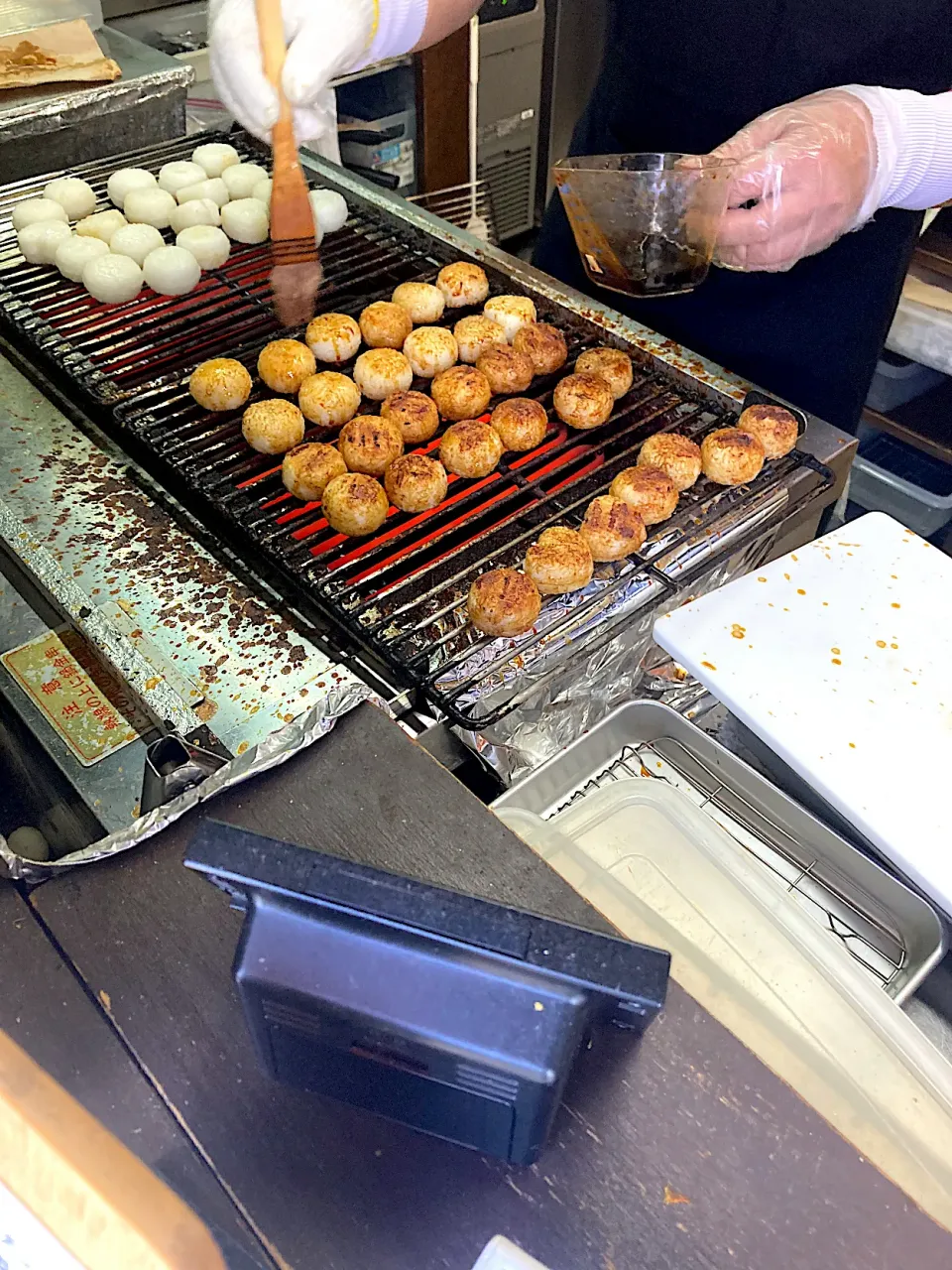 醤油おこげ串を焼いています。小さな焼きおにぎりって感じです（実況中継中）|なびさん
