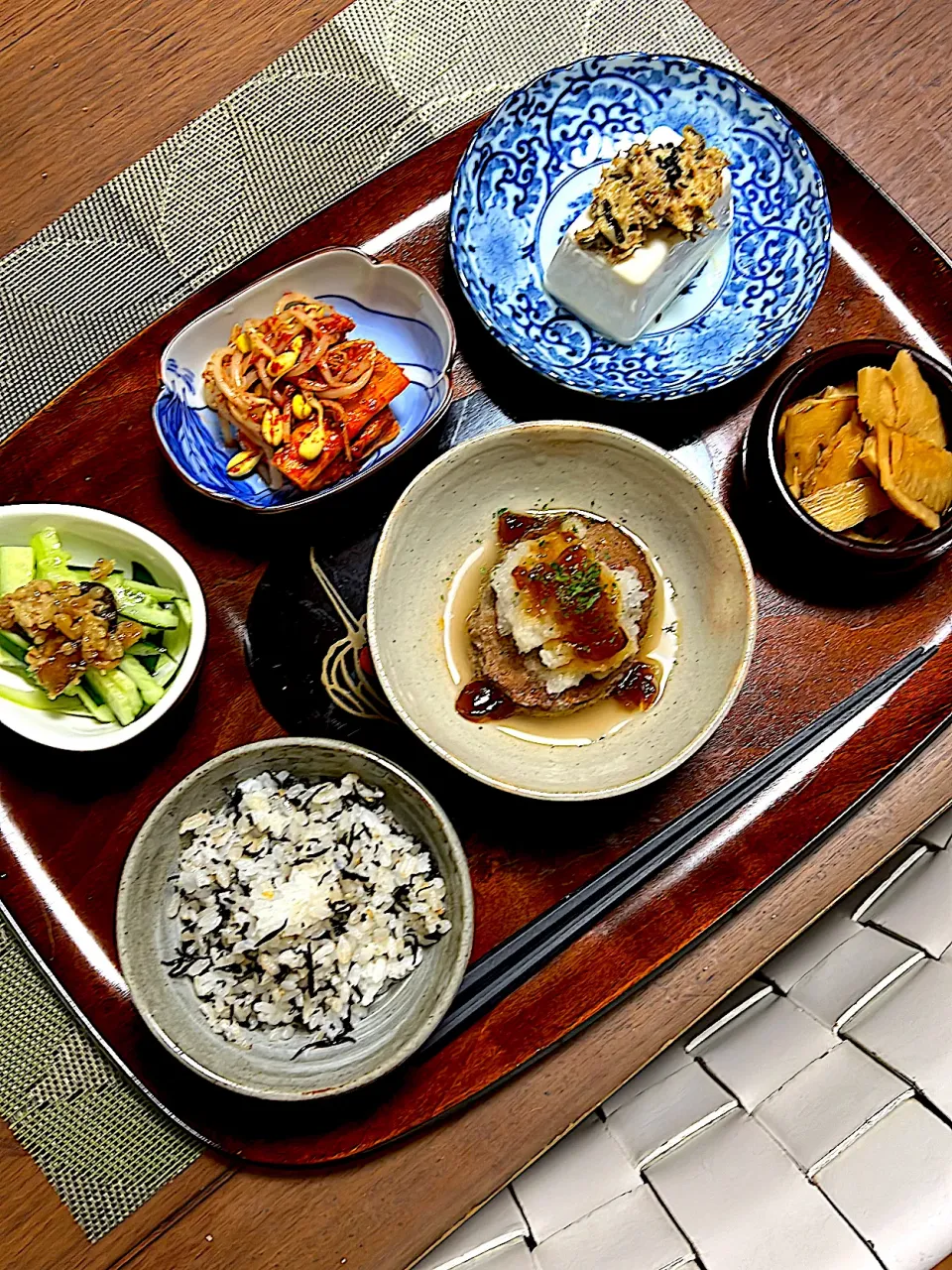 ゆずおろしハンバーグ　マグロツナかけ豆腐　金山寺味噌のせきゅうり　手作りメンマ　ナムル盛り　ひじきご飯|チャコイブさん