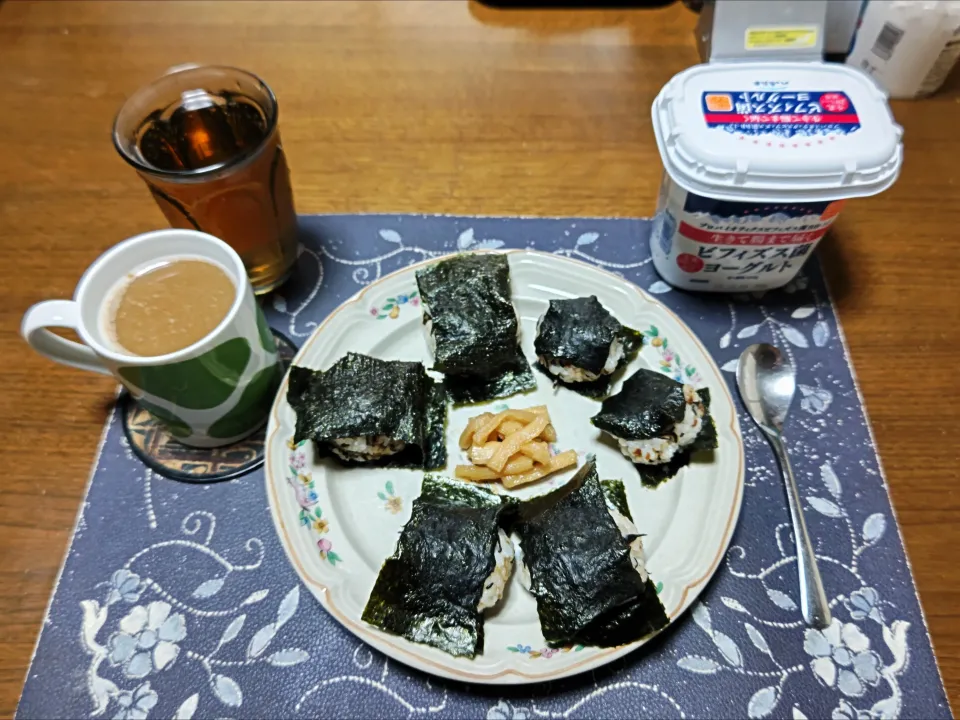 おにぎり、かつやの割干大根漬、ホットコーヒー、六条麦茶、ヨーグルト(朝ご飯)|enarinさん