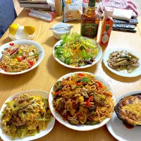 10種の野菜のサラダ、手作りイタリアンドレッシング、厚切りベーコンと蕪とパプリカのペペロンチーノ、シーフードミックスと茄子とパプリカのペペロンチーノ、玉子とにんにくの芽のスイートチリソース炒め、ごぼうと蓮根のガーリックブルーチーズ焼き、ポテトマカロニグラタン。