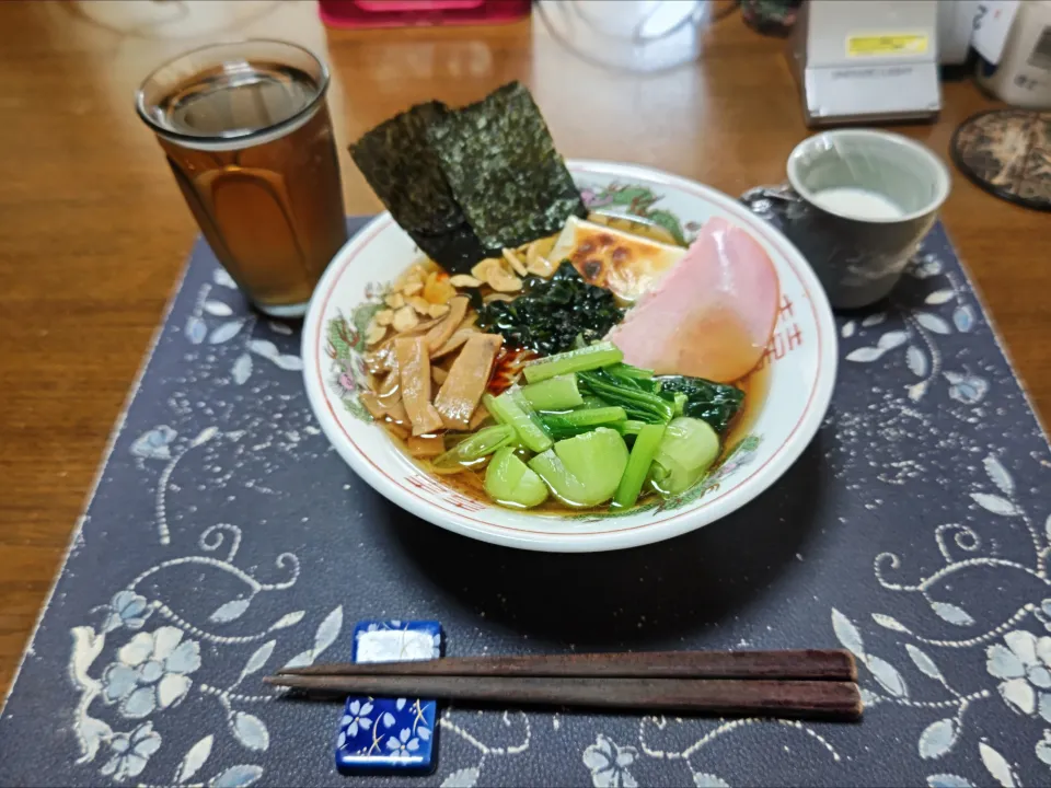 醤油ラーメン、六条麦茶、手作り牛乳ゼリー(昼飯)|enarinさん