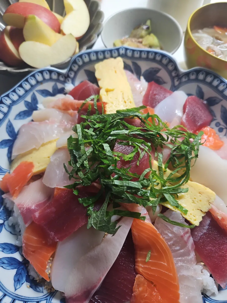 ☆夕飯☆ちらし寿司、豚汁、焼き茄子、リンゴ|ｼｮｺﾗさん