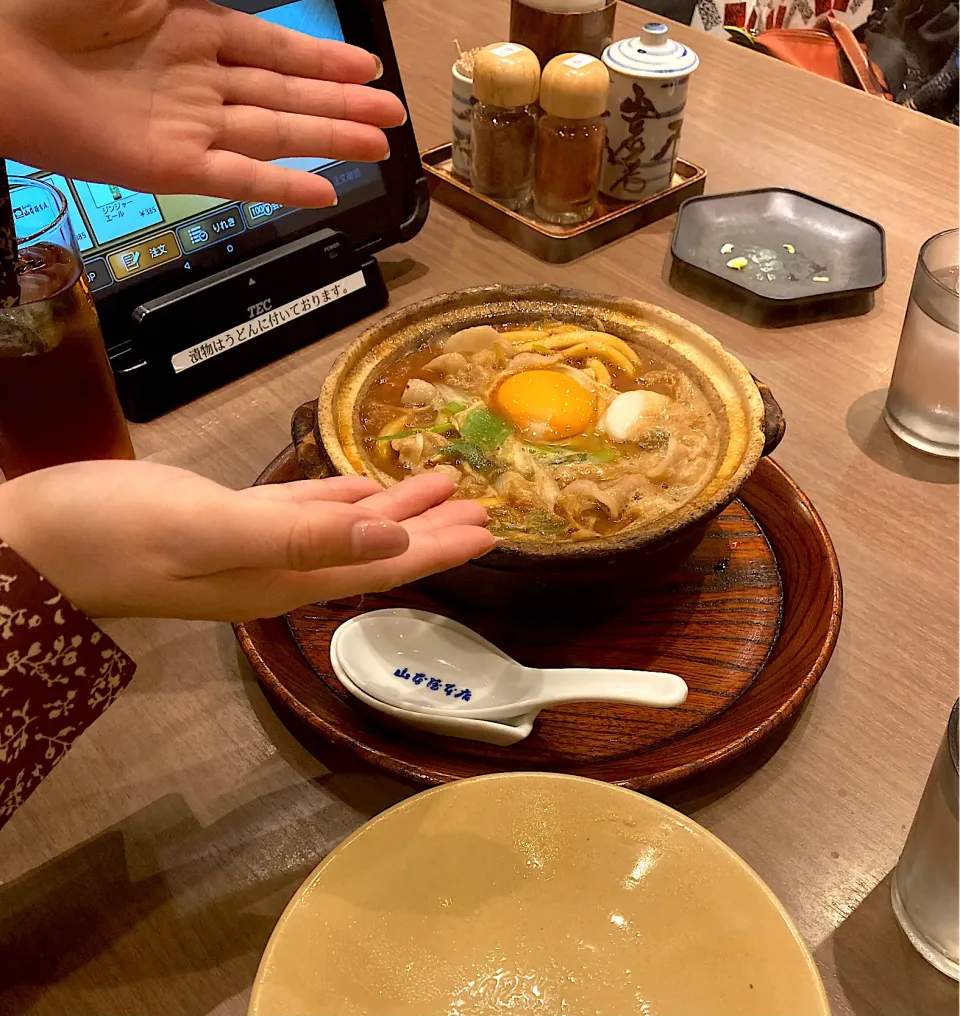 娘の黒豚味噌煮込みうどん。しまった！自分のかしわ、九条ねぎ、きつね、海老天トッピング味噌煮込みうどんの写真を撮るの忘れたー😨（実況中継終了）|なびさん