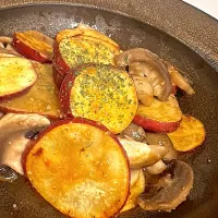 さつまいもとホワイトマッシュルームのドレッシング炒め|ChiMiさん