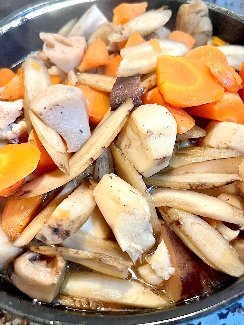 冷蔵庫に根菜類がてんこ盛りだったので筑前煮作った。|unosuke.catさん