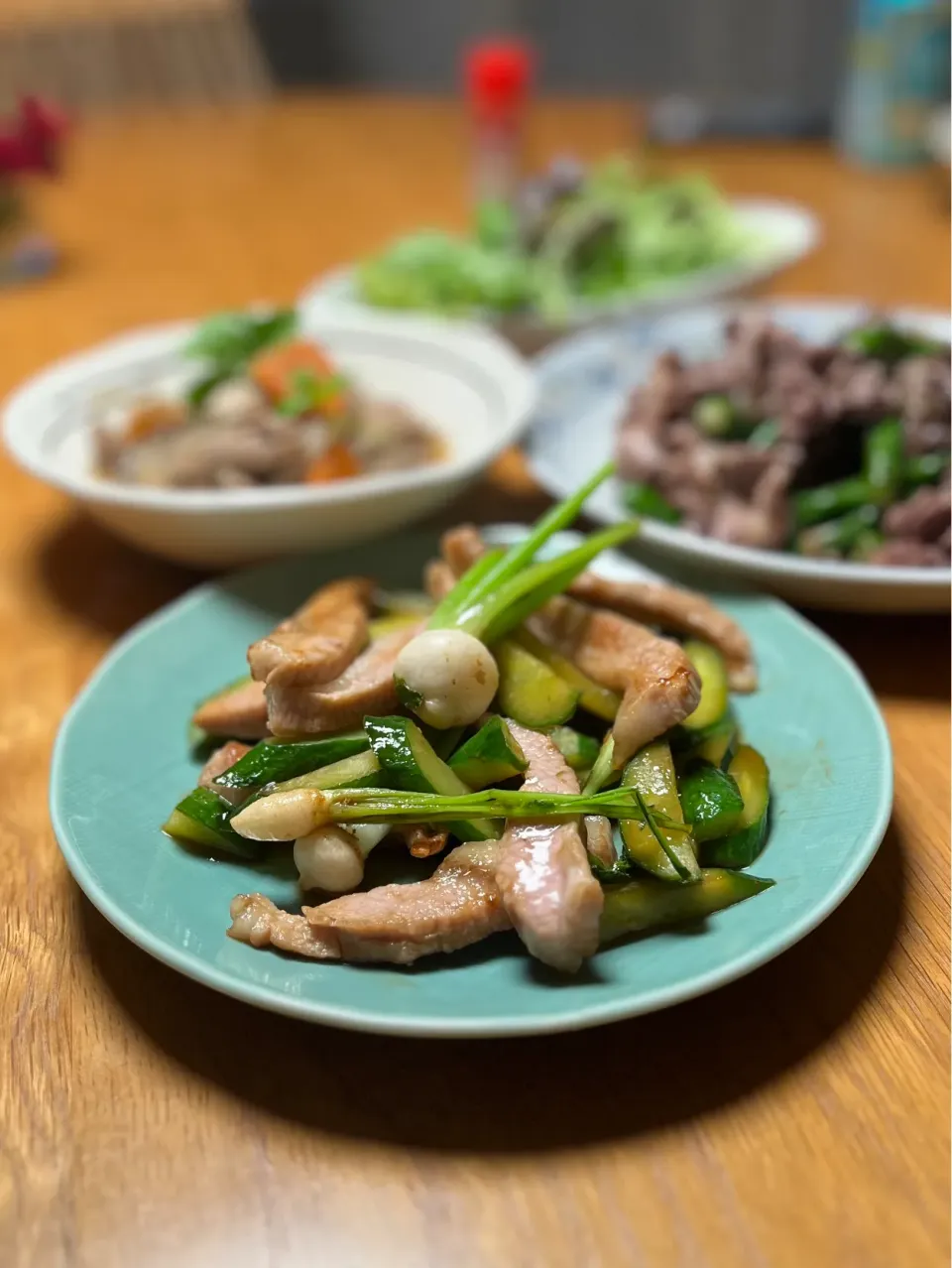 11/23の夕食　蕪の胡瓜と豚とろのポン酢炒め|yoneさん