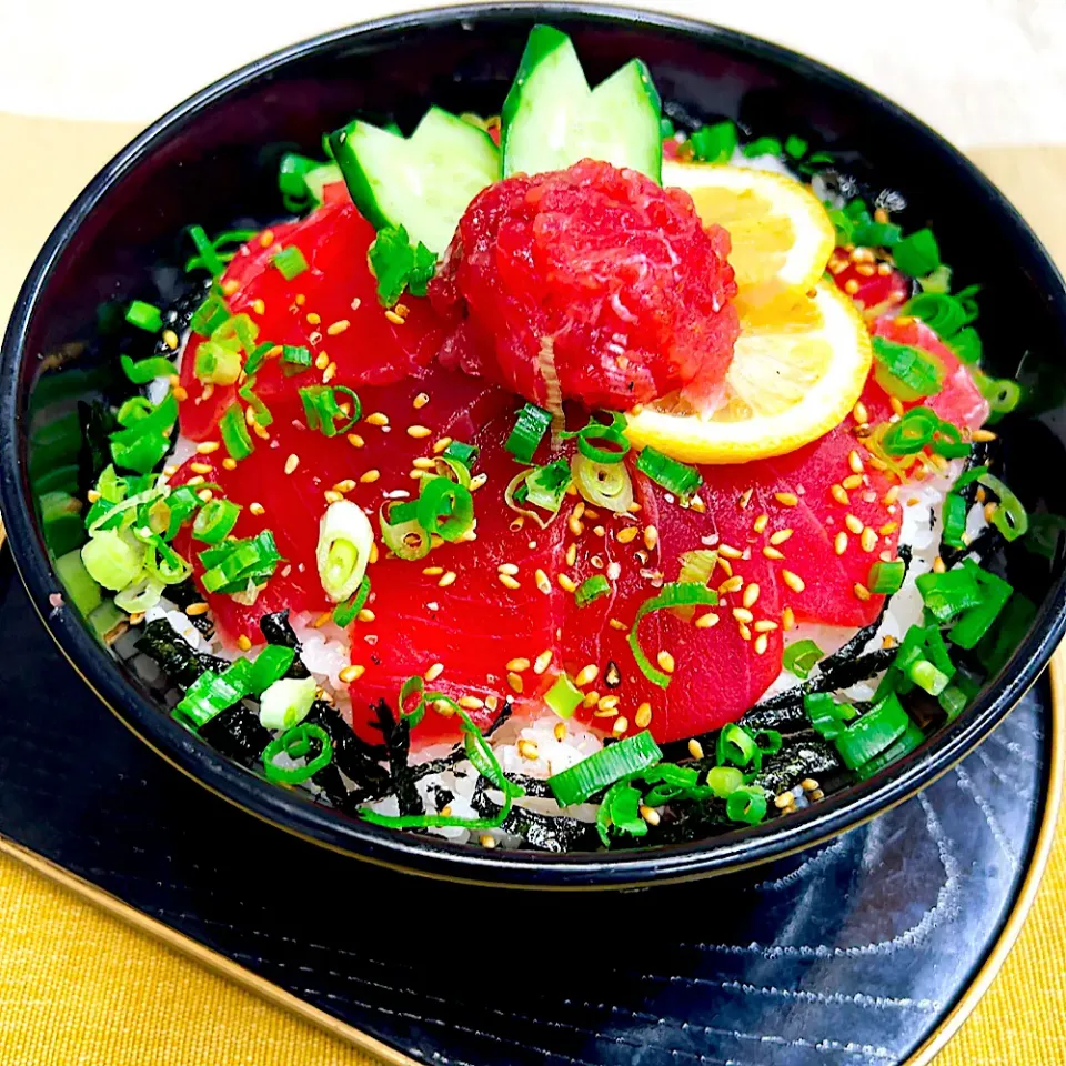 まぐろとまぐろの叩き丼|まめもにおさん