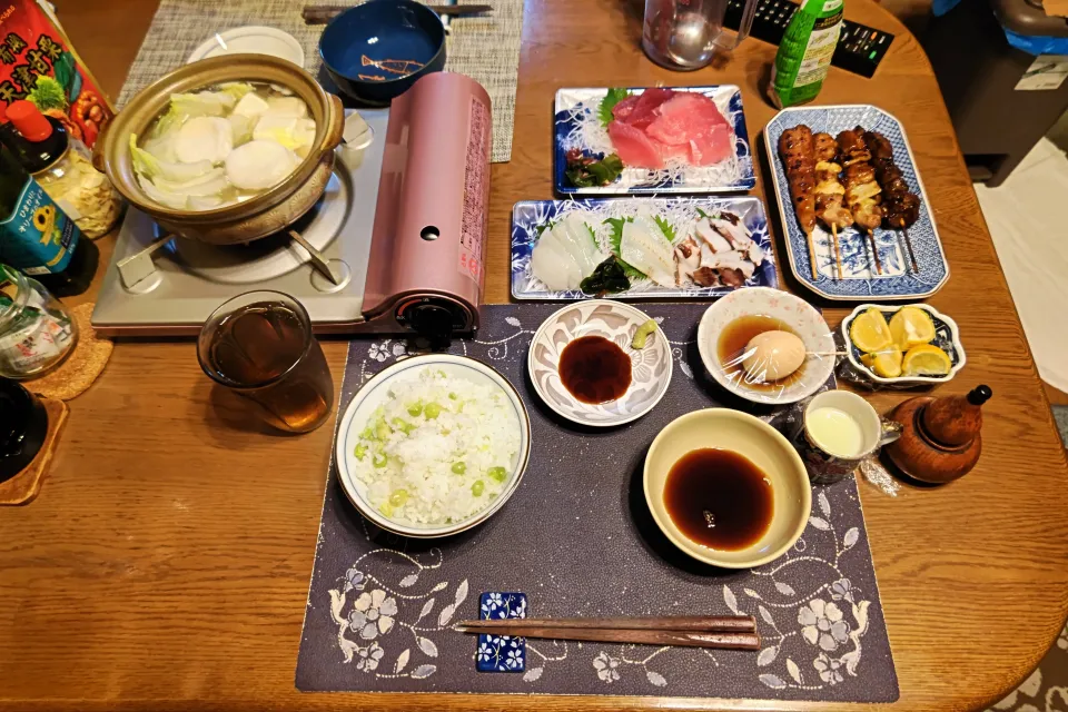豆ご飯、簡単寄せ鍋、めばちまぐろの切り落とし、赤いか刺身の食べ比べセット、鶏レバー串,ねぎま,鳥もも肉+にんにく串,鶏つくね串、味玉、六条麦茶、練乳かけ手作り牛乳ゼリー(夕飯)|enarinさん