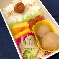 梅干しご飯、たまご焼き、ウインナー、里芋煮っ転がし、豚バラのキャベツもやしの白だし炒め|きらきらさん