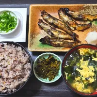 今日の朝ごはん（十六穀ごはんにメヒカリの日光干し、納豆、ほうれん草とわかめと卵のみそ汁、辛子高菜）|Mars＠釜飯作り研究中さん