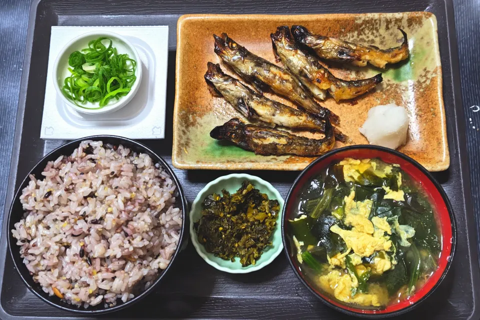 今日の朝ごはん（十六穀ごはんにメヒカリの日光干し、納豆、ほうれん草とわかめと卵のみそ汁、辛子高菜）|Mars＠釜飯作り研究中さん