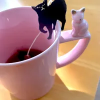 猫カップに猫紅茶|みうのすけさん