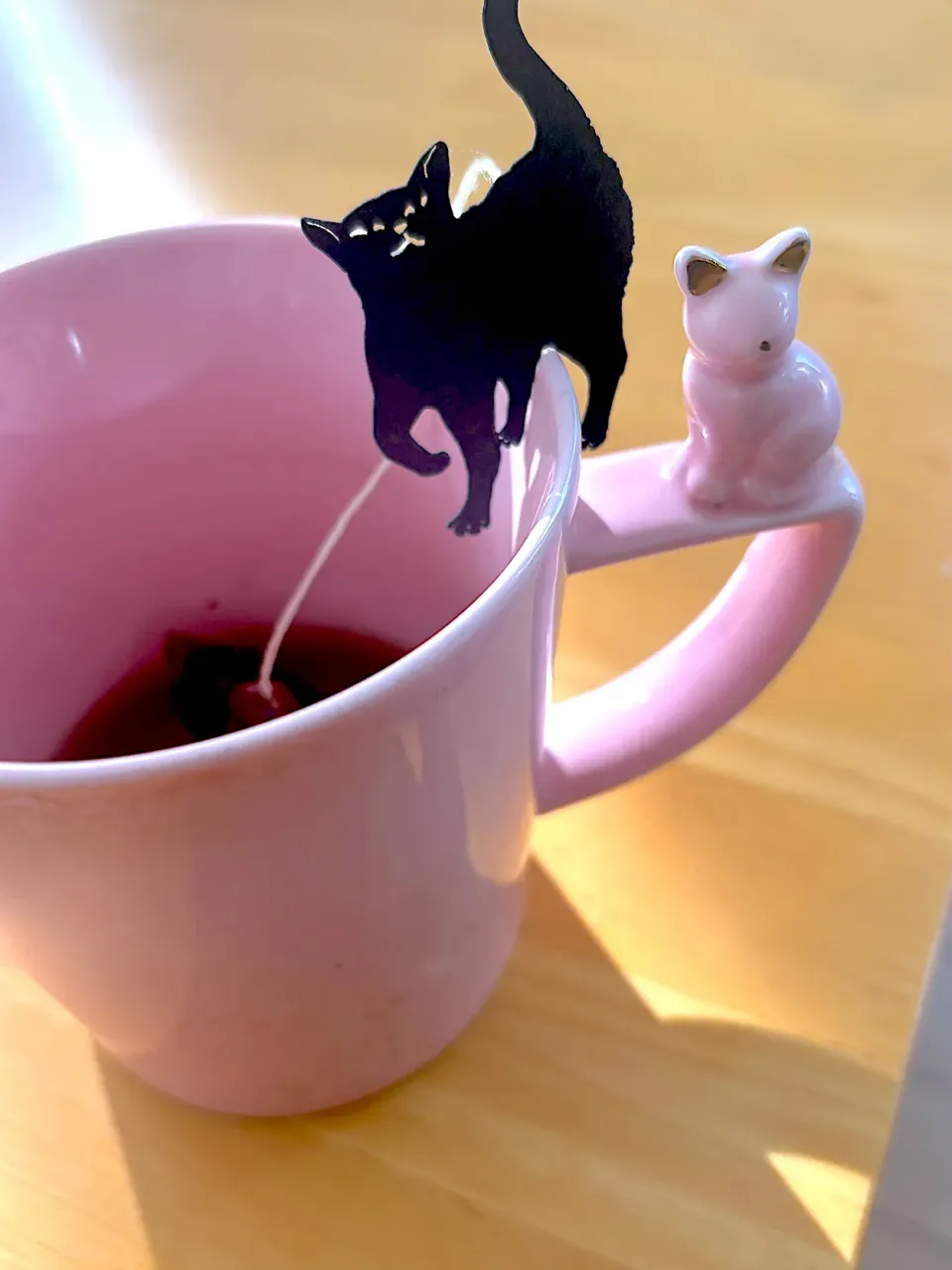 猫カップに猫紅茶|みうのすけさん