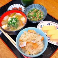 お昼兼朝ご飯🍚🥢鮭ハラスとシーフードの炊き込みご飯＆とろろ昆布入り野菜使い切りお味噌汁|まゆめろさん