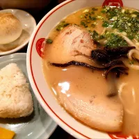 【1959年北九州市で初代が創業。
1999年息子の二代目が脱サラして
継承し、 渋谷に移転】 
唐そば 渋谷二丁目店 
ラーメン (900円) 
＋オニギリ1個 (沢庵付き、50円)
＋ゆで玉子1個 (殻まま、50円) 
＠渋谷2分
25315
〈醤154塩51噌23タ10昆9出15
F17冷27混4つ3焼1ポ1〉