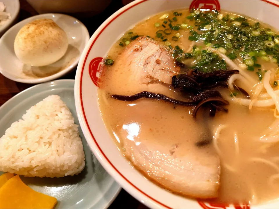 【1959年北九州市で初代が創業。
1999年息子の二代目が脱サラして
継承し、 渋谷に移転】 
唐そば 渋谷二丁目店 
ラーメン (900円) 
＋オニギリ1個 (沢庵付き、50円)
＋ゆで玉子1個 (殻まま、50円) 
＠渋谷2分
25315
〈醤154塩51噌23タ10昆9出15
F17冷27混4つ3焼1ポ1〉|大脇さん