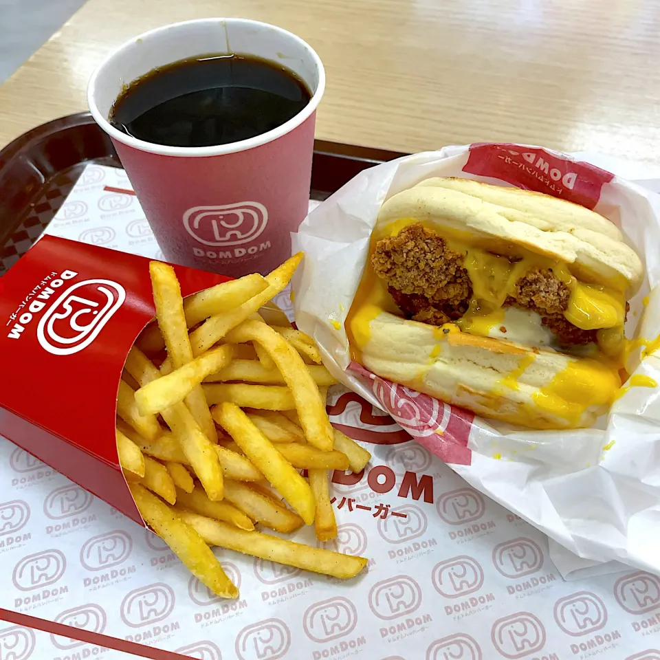 パンケーキでハニーチーズチキンバーガーセット|T. Wonderさん