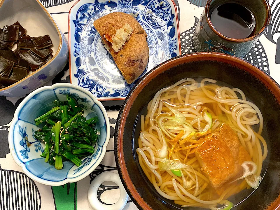 力餅うどん、ほうれん草お浸し、がんもの昼食|こむぎこさん