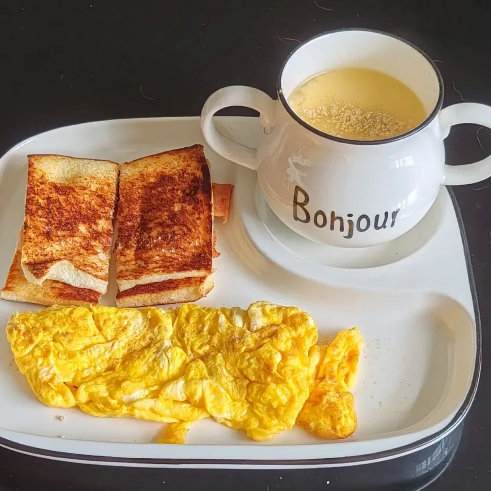 Lazy lunch chicken soup, luncheon meat omelette sandwich 💗|🍒lynnlicious🍒さん