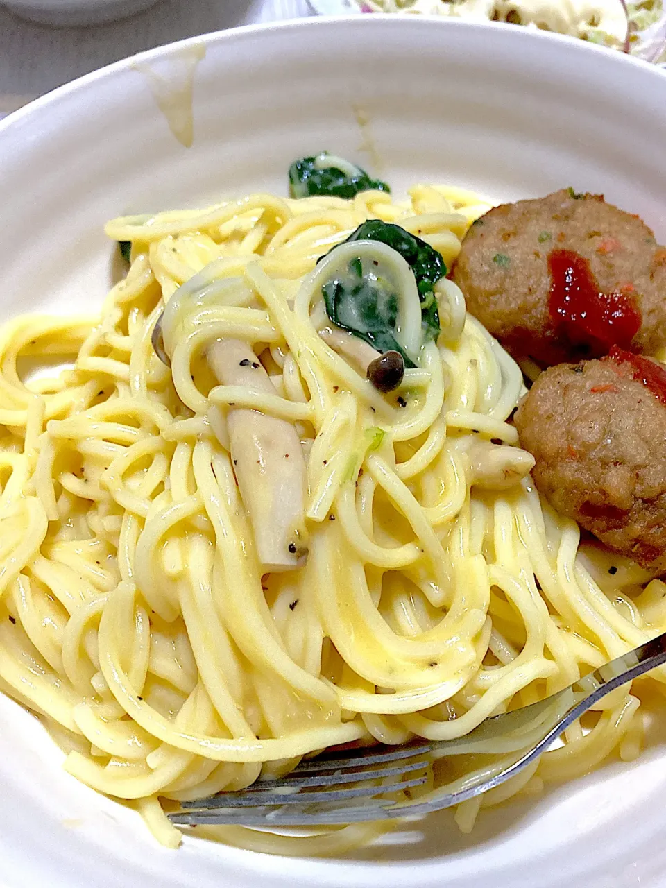 ほうれん草ときのこカルボナーラ、ミックスサラダ|Ayaさん