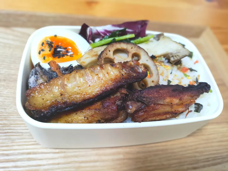 #お弁当　#手羽中の唐揚げ　#紫の野菜の名前　#トレビス　れんこんとエリンギとニラのオイルソテー　ひじきの煮物|まな☆さん