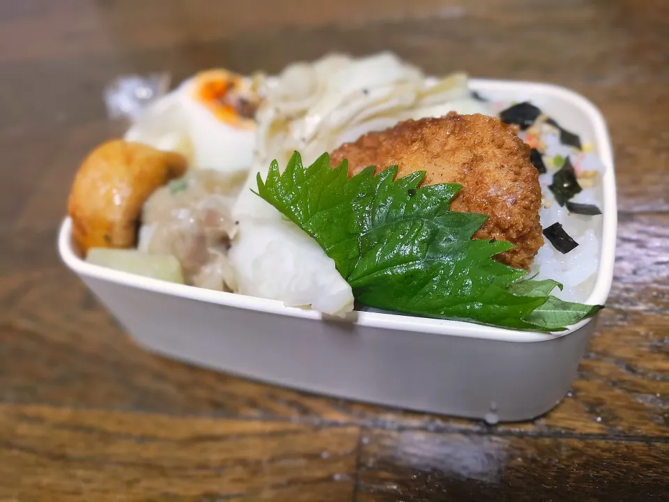#お弁当　包まない焼売　焼きがんもどき　白舞茸の粗挽き胡椒ソテー　冷凍ソースカツ|まな☆さん