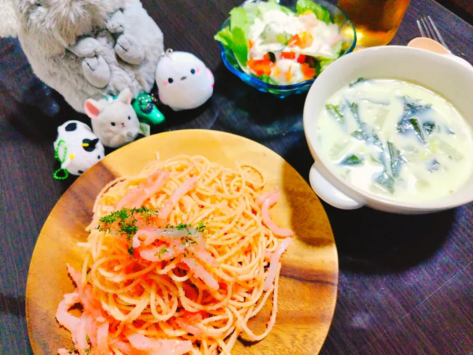 イカ明太パスタ、白菜とわかめの味噌ミルクスープ、シーザーサラダ|サトリさん