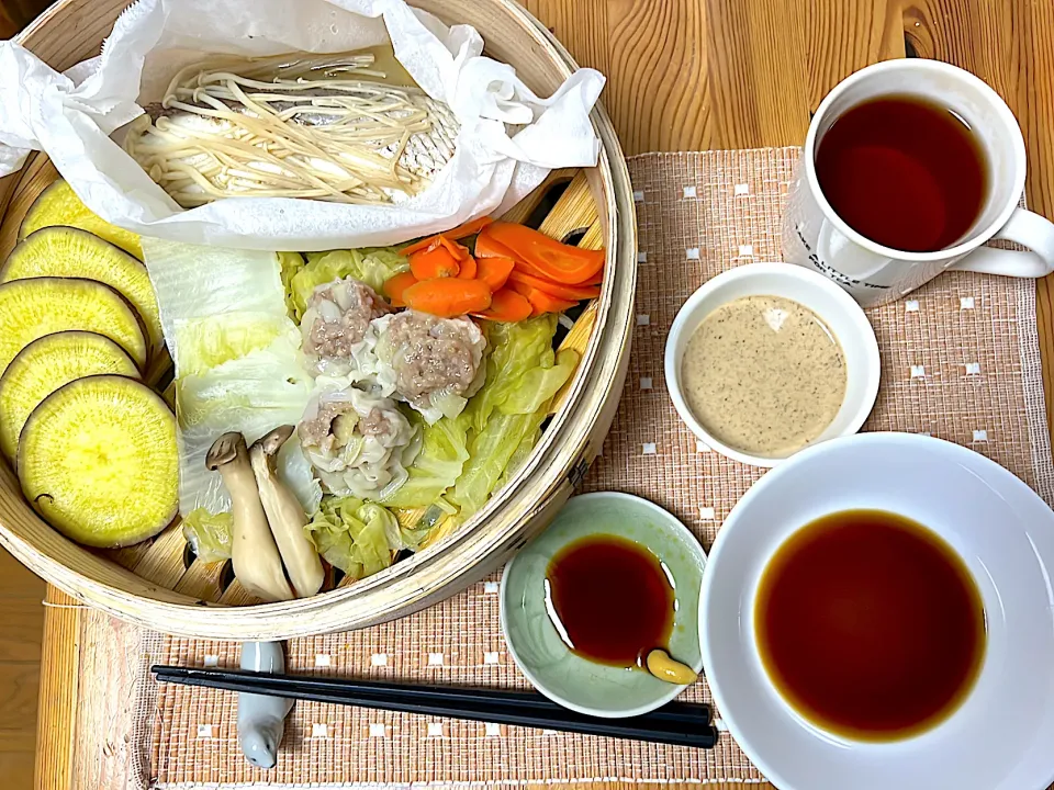 蒸籠蒸し(冷凍庫の手作り焼売残り、やはり冷凍庫の鯛)(*´-`)|songさん