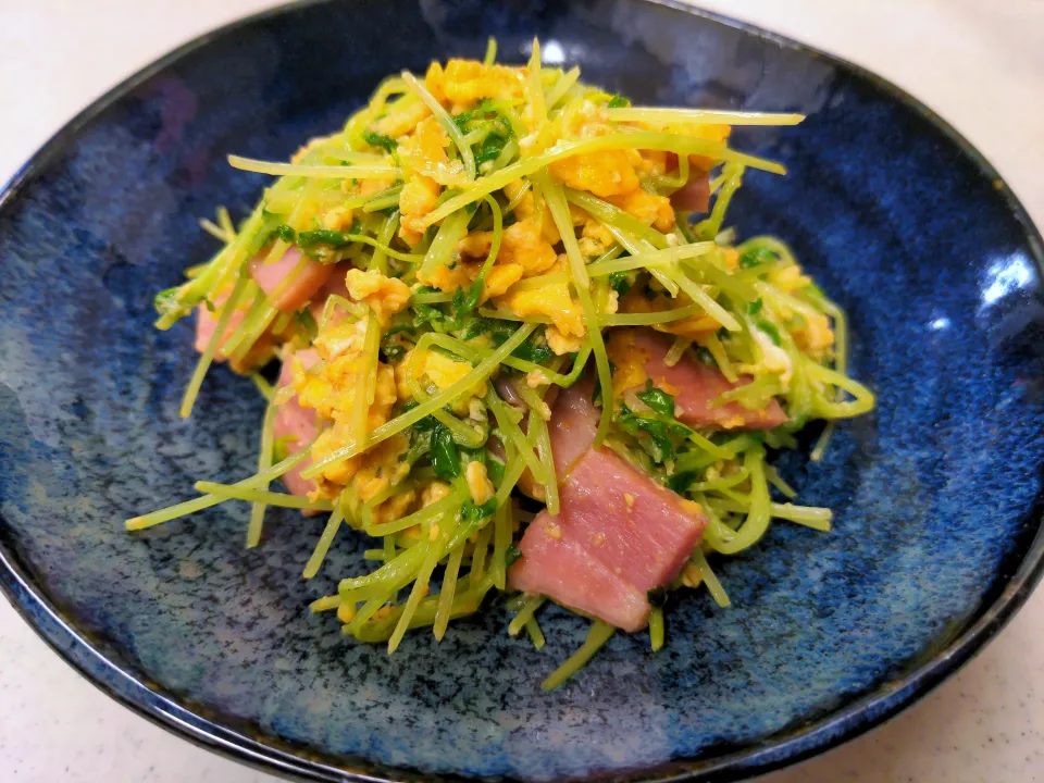 家計の味方☆豆苗とベーコンの炒め物|こむぎさん