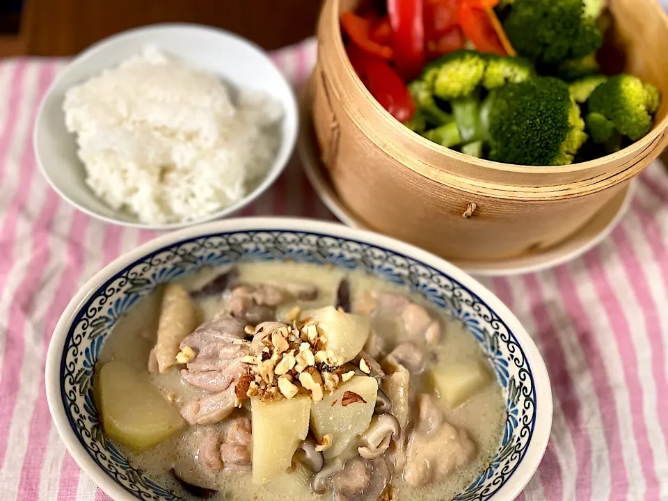 鶏ももときのこのクリームシチューと温野菜のお夕飯🌛|みーぬ | 楽しいお母さんの日々さん