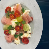 シャインマスカットとセミドライトマトのカプレーゼ😋|ぽくくんさん