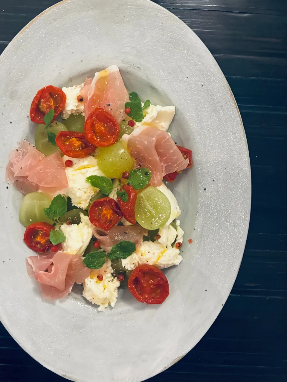 シャインマスカットとセミドライトマトのカプレーゼ😋|ぽくくんさん