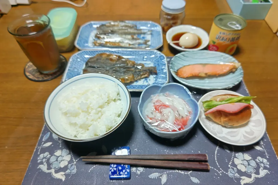 夕飯、オーシャンキングの酢の物、味玉、ロールパントーストサンドイッチ、かつやの割干大根漬、六条麦茶、黄桃の缶詰、しまほっけ焼き、銀鮭塩焼、子持ちカラフトししゃも焼き、たこ焼き、じゃがバター二種(夕飯)|enarinさん