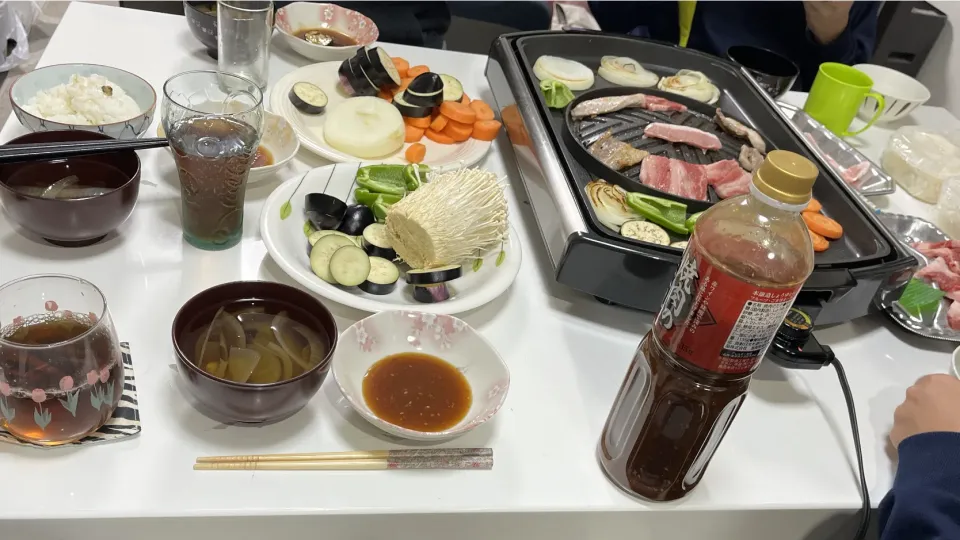 帰ってきたら、パパのポケットマネーで、焼肉準備してくれてた🤭🙌☆焼肉☆玉葱スープ|Saharaさん
