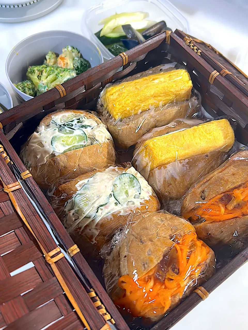 コストコ胡桃全粒粉パンでサンドイッチ　ツナときゅうりサラダ　卵焼き　デーツ人参ラペ🥕　ブロッコリー玉子マスタードサラダ　自家製糠漬け|まゆさん