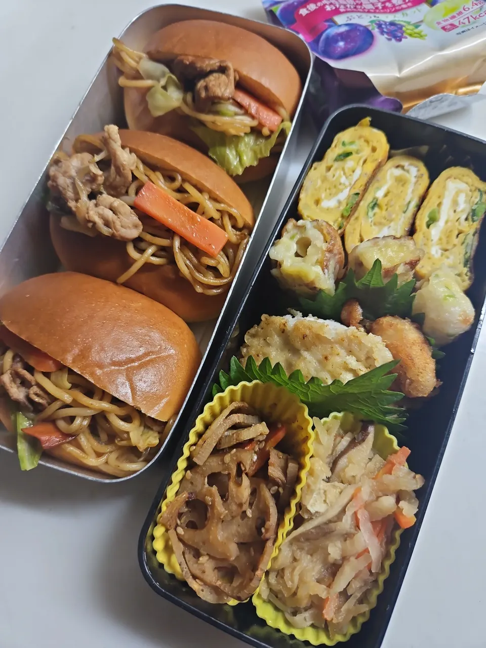 ☆高校生弁当☆焼きそばパン、シラス卵焼き、ちくわ磯揚げ、ささみ天ぷら、切干大根、蓮金平、蒟蒻ゼリー|ｼｮｺﾗさん