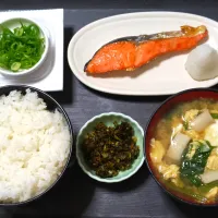 今日の朝ごはん（ごはんは高知県産コシヒカリ、焼鮭（紅鮭）、納豆、ほうれん草とエリンギと卵のみそ汁、辛子高菜）|Mars＠釜飯作り研究中さん