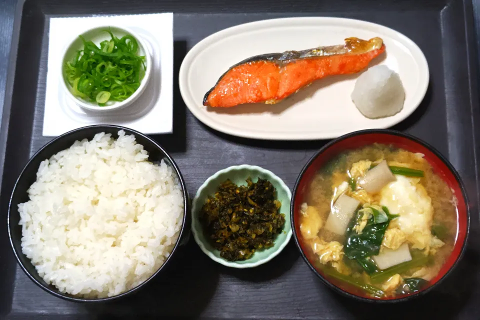 今日の朝ごはん（ごはんは高知県産コシヒカリ、焼鮭（紅鮭）、納豆、ほうれん草とエリンギと卵のみそ汁、辛子高菜）|Mars＠釜飯作り研究中さん