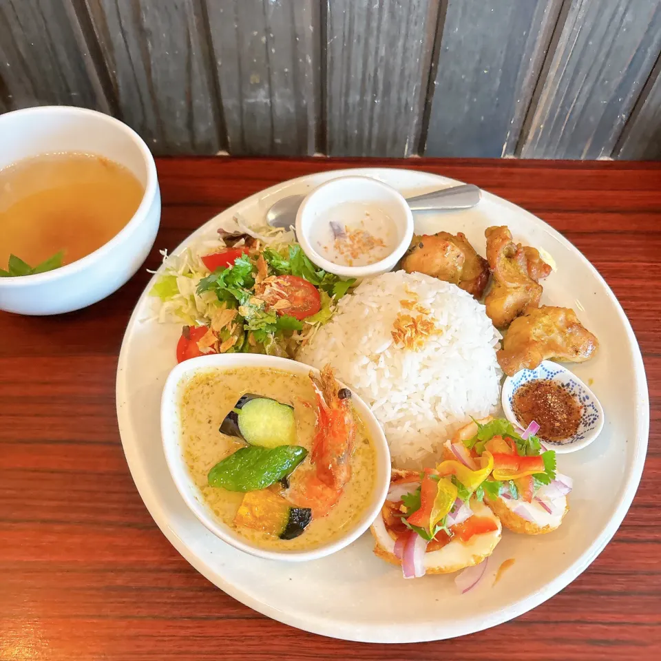 ガイヤーンとグリーンカレーのタイランチ　プレート|ちゃみこさん