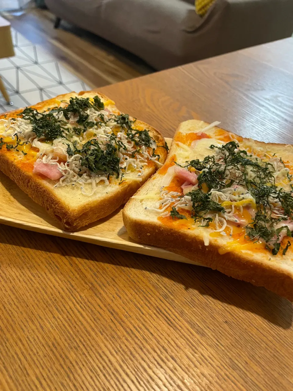 シラスとシソのジェノベーゼ風ピザトースト|いがをさん