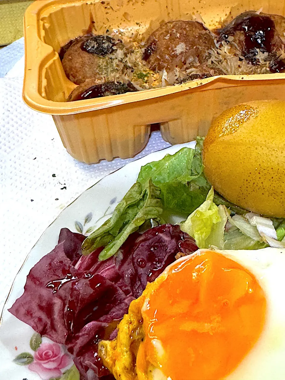 冷凍たこ焼き&サラダ|🐧ペンギン2さん