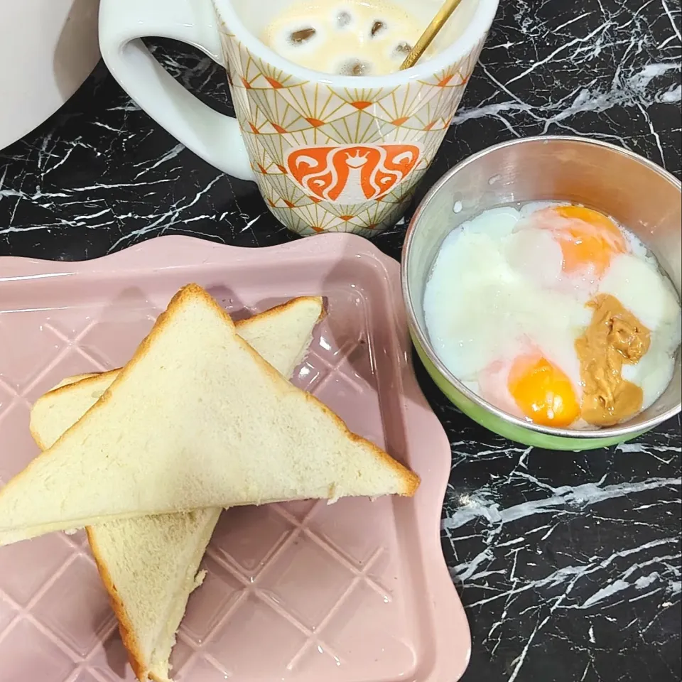 🌞☀️Butter sugar bread dip in soft eggs creamy peanut butter iced latte ☕🧈🍞🥚🥜💗😋😘|🍒lynnlicious🍒さん