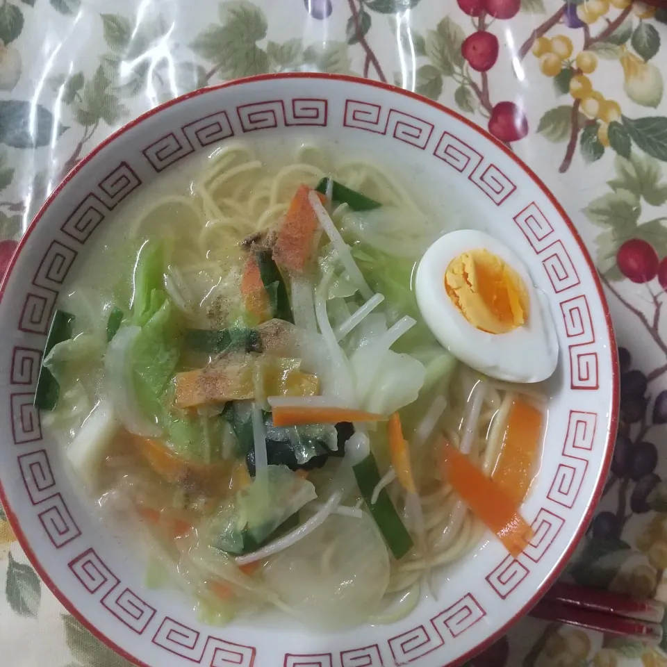 ラーメン   ローソン６種の野菜使用|はやとさん