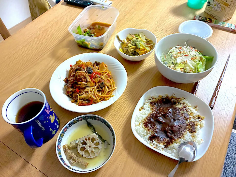 玉子とにんにくの芽のスイートチリソース炒め、グリーンサラダ、チキンカレー、シーフードミックスと茄子とパプリカのトマトパスタ、ごぼうと蓮根のガーリックブルーチーズ焼き、イカくんセロリ。|くろーぶやんさん