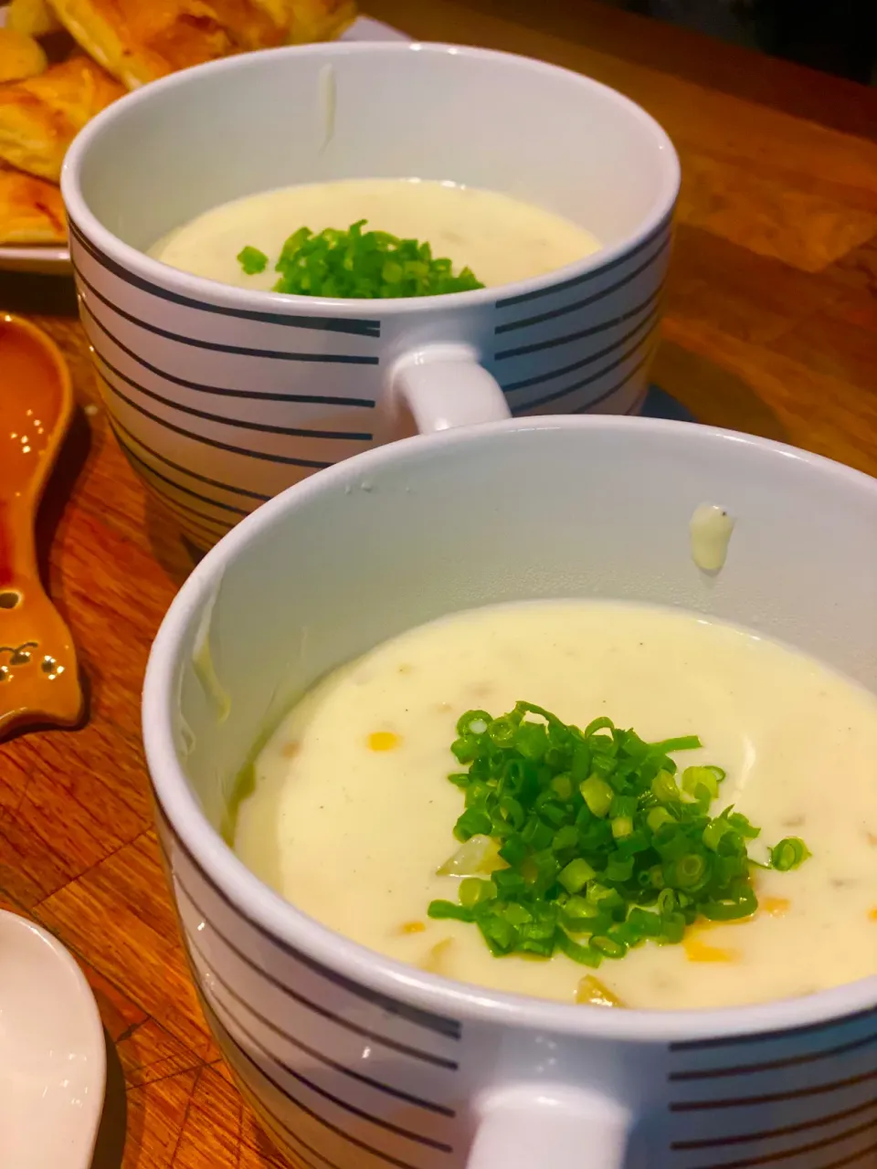 Dinner ! Dinner !
Homemade Creamy Sweetcorn Clam Chowder  with Cheese Bread 
#chowder #soup 
#homemade #homecooking
#chefemanuel|Emanuel Hayashiさん