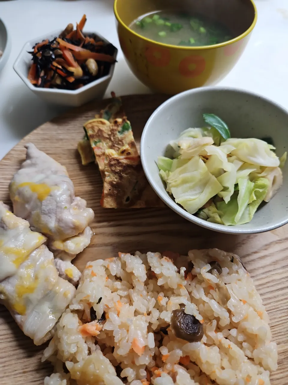 ☆夕飯☆キムチチーズ豚巻き、チヂミ、ひじき、キャベツちくわ煮浸し、味噌汁、鮭炊き込みご飯|ｼｮｺﾗさん