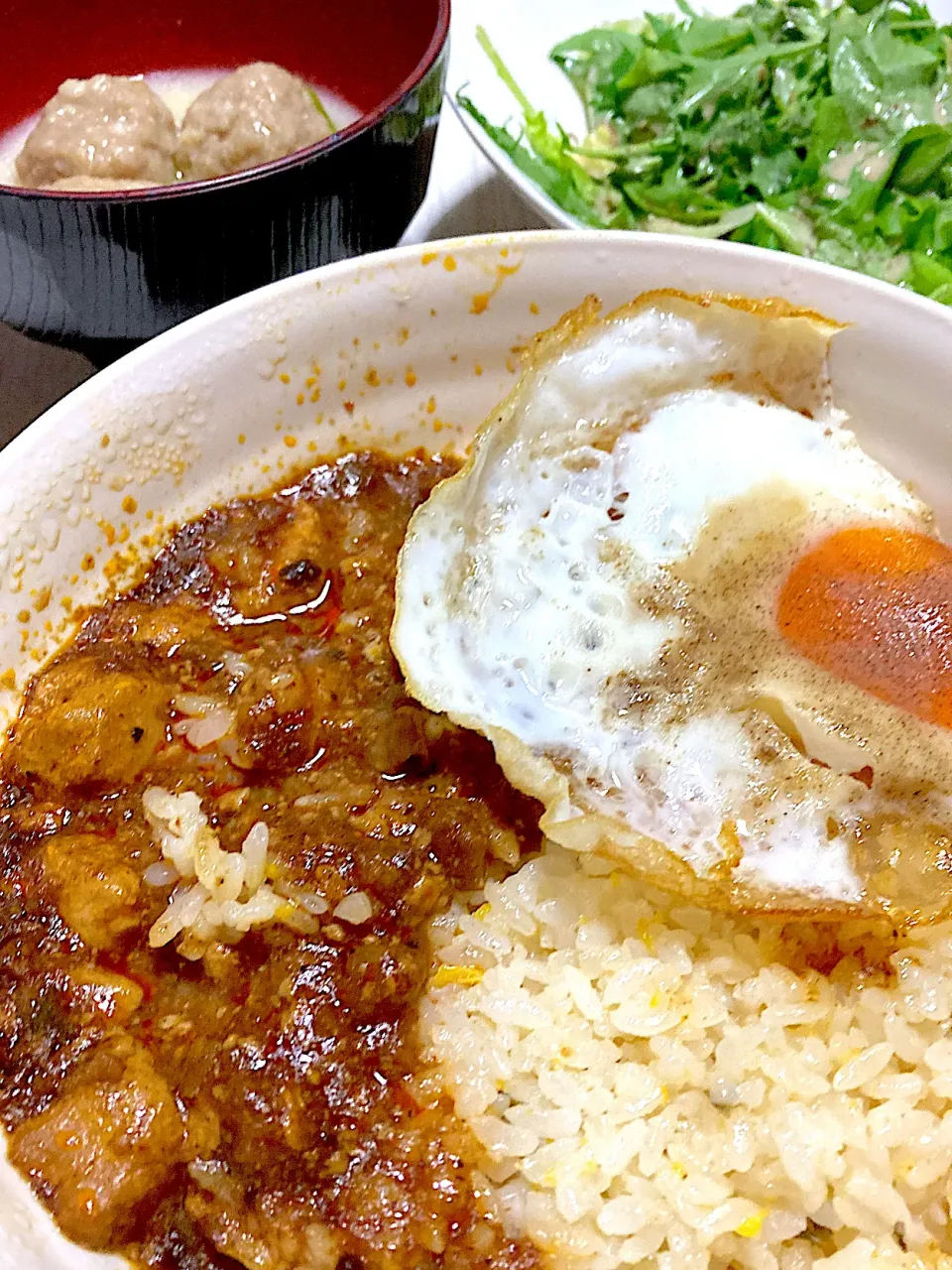 寒いから生姜いっぱい目玉焼きのせ麻婆ライス、レタスサラダ、肉団子のシチュー|Ayaさん