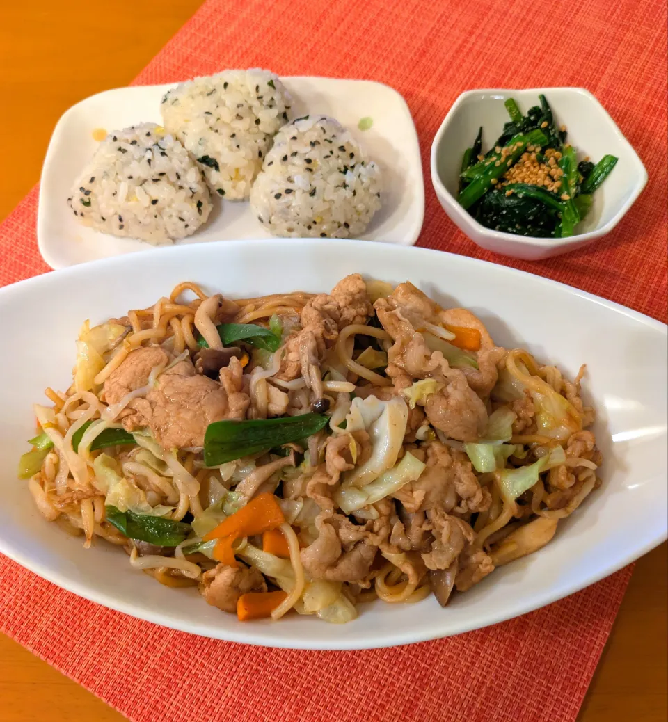 ☆焼きそば　☆おにぎり　☆ごま和え|chikakoさん