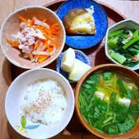 一汁三菜御膳　蜆と豆腐三つ葉の味噌汁　カレイの西京焼き　小松菜と油揚げの炊いたん　大根と人参ツナマヨ　青シソドレッシング　ラ・フランス| kazさん